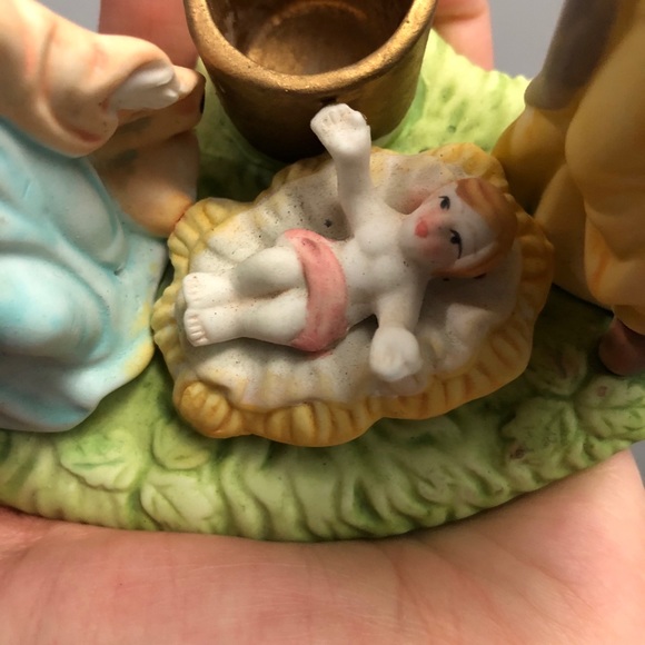 Nativity Ceramic Advent Wreath - Picture 9 of 12